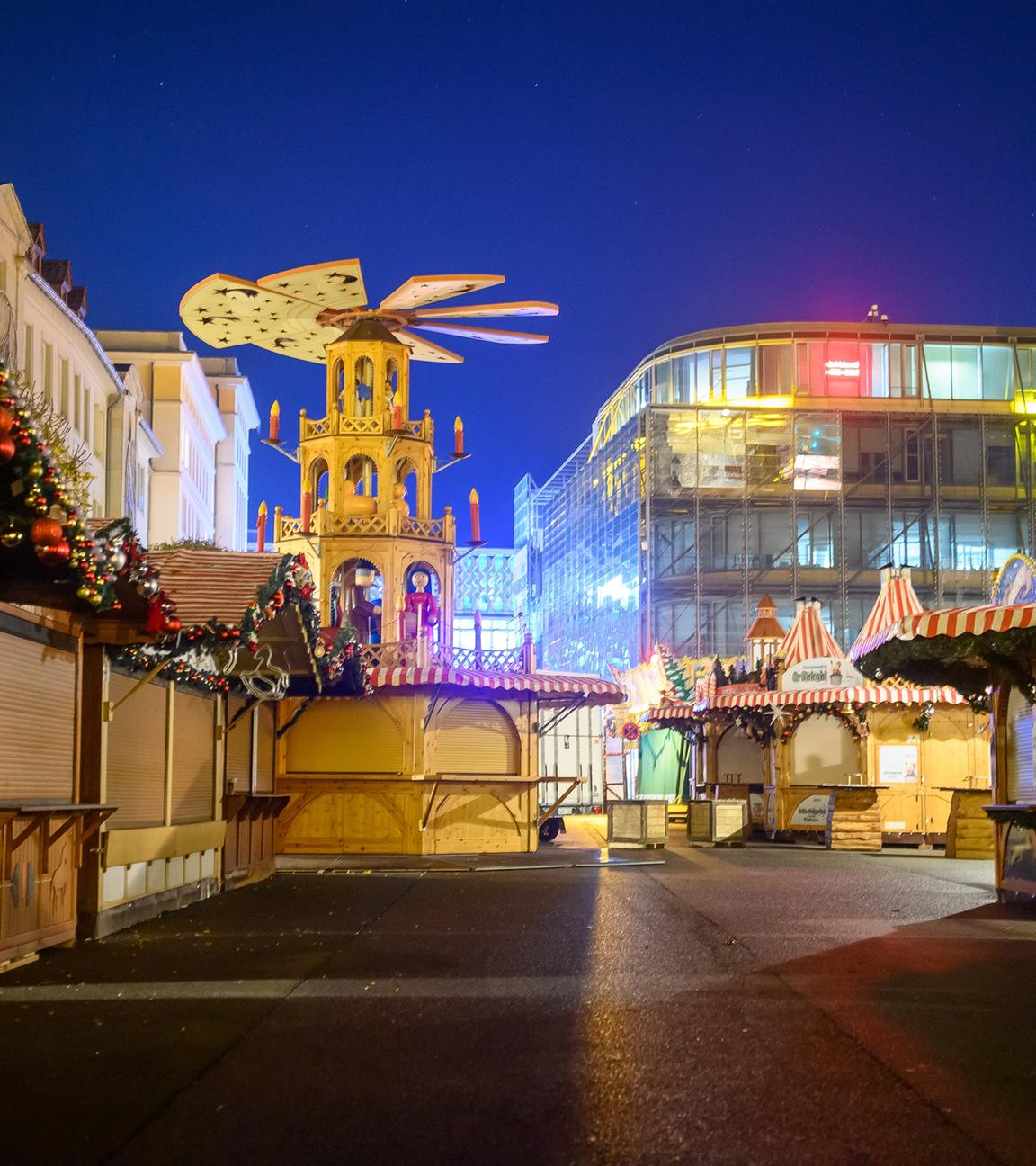 Sachsen-Anhalt, Magdeburg: Der noch geschlossene und sich im Aufbau befindende Magdeburger Weihnachtmarkt am Abend. Archivbild