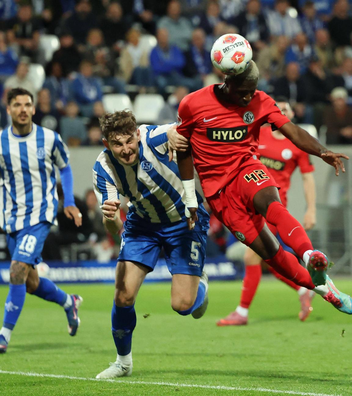 Im Kopfballduell zwischen Matej Maglica vom SV Darmstadt 98 und David Mokwa vom SV 07 Elversberg kann sich Mokwa durchsetzen.