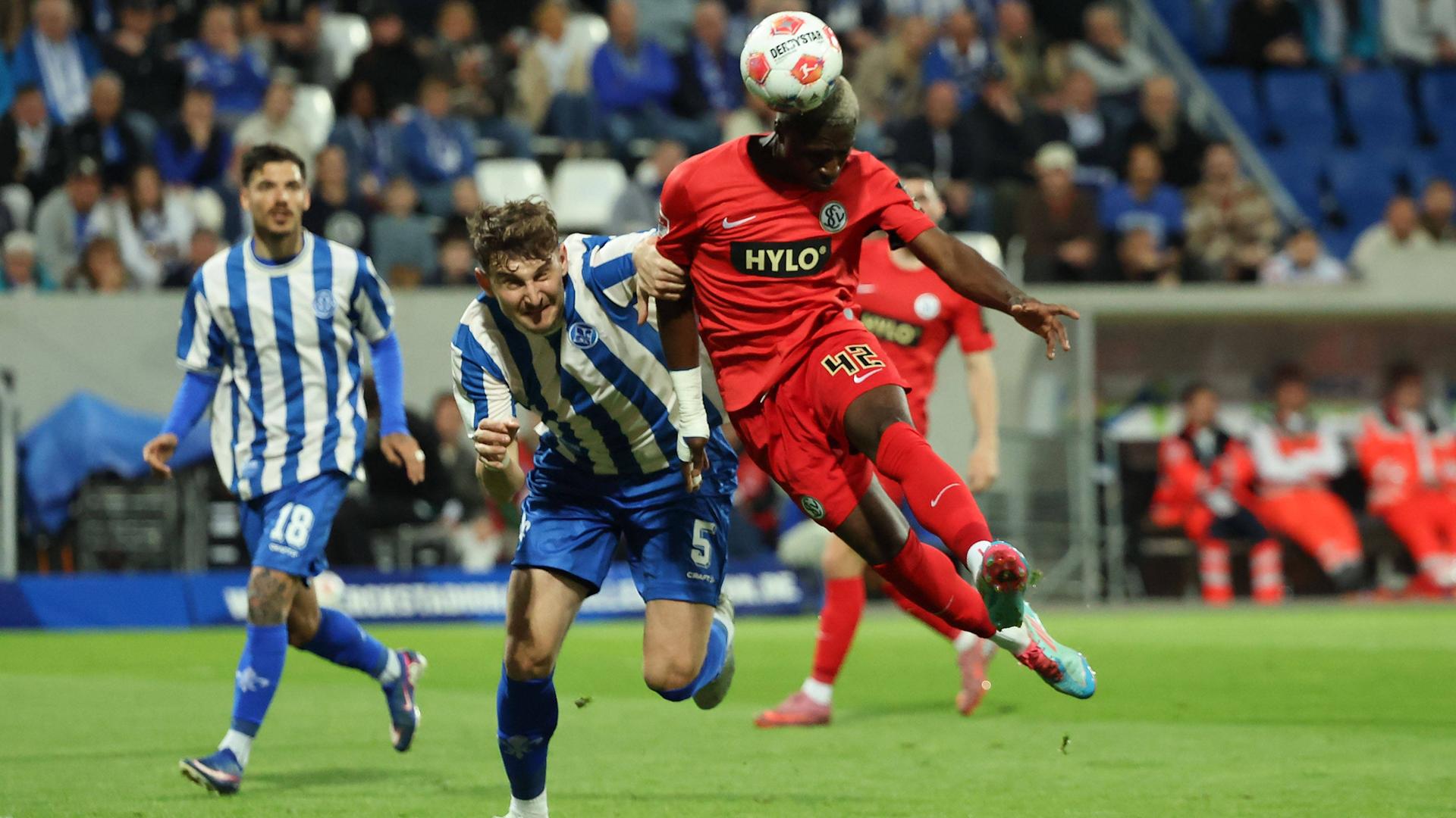 Kopfballduell zwischen Matej Maglica vom SV Darmstadt 98 und David Mokwa von der SV Elversberg.