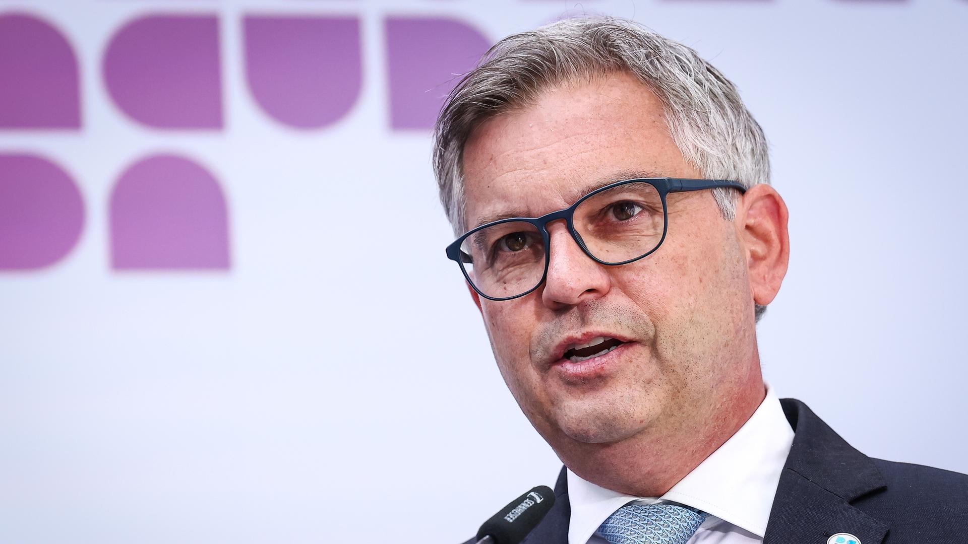 Magnus Brunner spricht bei einer Pressekonferenz.