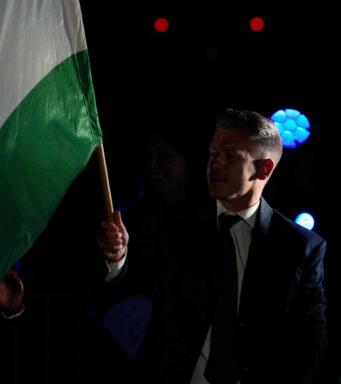 Peter Magyar schwenkt eine ungarische Flagge bei der Wahlabendveranstaltung der Tisza in Budapest, Ungarn, am 12. April 2026. (Archiv)