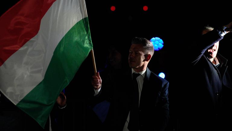 Peter Magyar schwenkt eine ungarische Flagge bei der Wahlabendveranstaltung der Tisza in Budapest, Ungarn, am 12. April 2026. (Archiv)