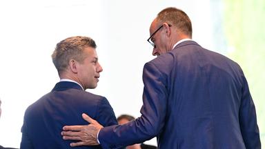Ungarns Ministerpräsident Peter Magyar und Bundeskanzler Friedrich Merz unterhalten sich nach der Pressekonferenz im Bundeskanzleramt.