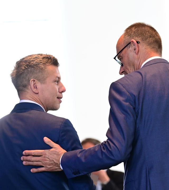 Ungarns Ministerpräsident Peter Magyar und Bundeskanzler Friedrich Merz unterhalten sich nach der Pressekonferenz im Bundeskanzleramt.