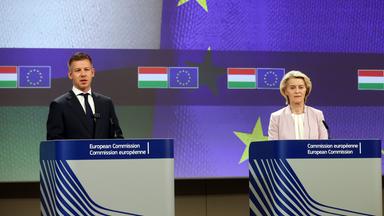 Der ungarische Ministerpräsident Peter Magyar und die EU-Kommissionspräsidenten Ursula von der Leyen bei einer gemeinsamen Pressekonferenz in Brüssel.
