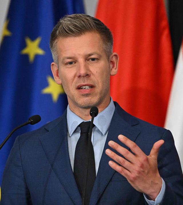 Peter Magyar beantwortet Fragen auf einer Pressekonferenz in Budapest.