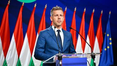  Peter Magyar spricht zu den Medien in Budapest, Ungarn, nachdem er die Partei von Ministerpräsident Viktor Orban bei den Parlamentswahlen besiegt hat. 