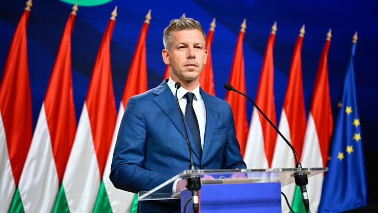  Peter Magyar spricht zu den Medien in Budapest, Ungarn, nachdem er die Partei von Ministerpräsident Viktor Orban bei den Parlamentswahlen besiegt hat. 