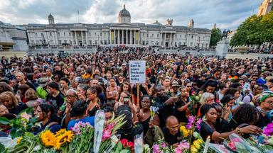 Trauernde legten Blumen am Fuß der Nelson-Säule nieder, während Tausende Londoner auf dem Trafalgar Square eine Mahnwache zu Ehren des kürzlich verstorbenen Professors Jason Arday abhielten.