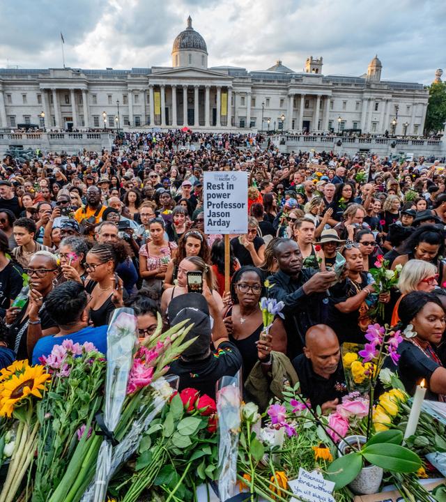 Trauernde legten Blumen am Fuß der Nelson-Säule nieder, während Tausende Londoner auf dem Trafalgar Square eine Mahnwache zu Ehren des kürzlich verstorbenen Professors Jason Arday abhielten.