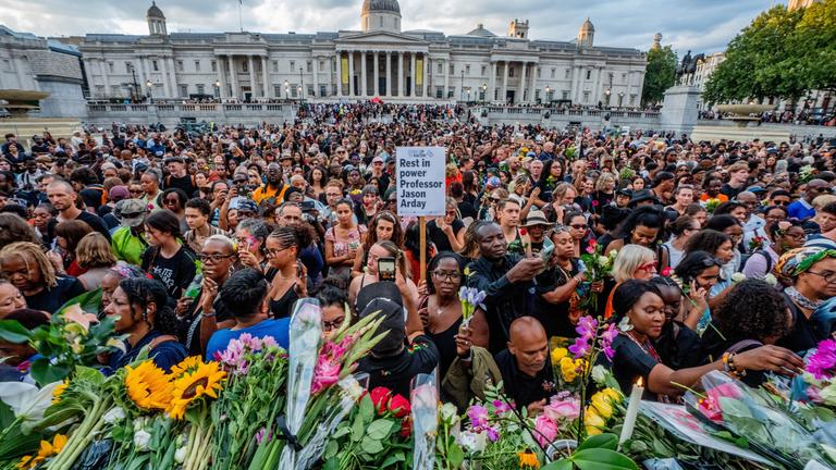 Trauernde legten Blumen am Fuß der Nelson-Säule nieder, während Tausende Londoner auf dem Trafalgar Square eine Mahnwache zu Ehren des kürzlich verstorbenen Professors Jason Arday abhielten.