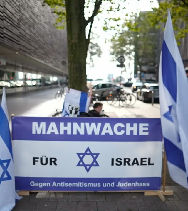 Mahnwache mit Plakat Flagge Israel und Text "Für Israel", darunter Text "Gegen Antisemitismus und Judenhass"