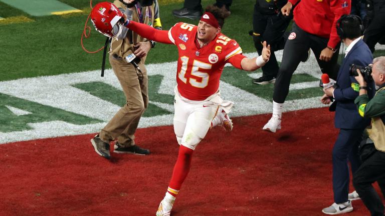 Football - NFL - Super Bowl: Kansas City Chiefs - San Francisco 49ers am 12. Februar 2024: Patrick Mahomes (Kansas City Chiefs) bejubelt den Sieg.