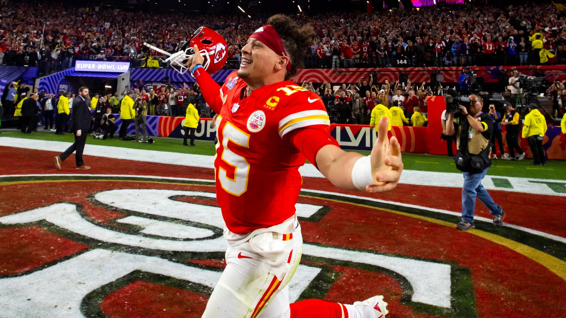 NFL, American Football, Super Bowl San Francisco 49ers - Kansas City Chiefs am 12. Februar 2024: Quarterback Patrick Mahomes läuft nach dem Schluss über den Platz.