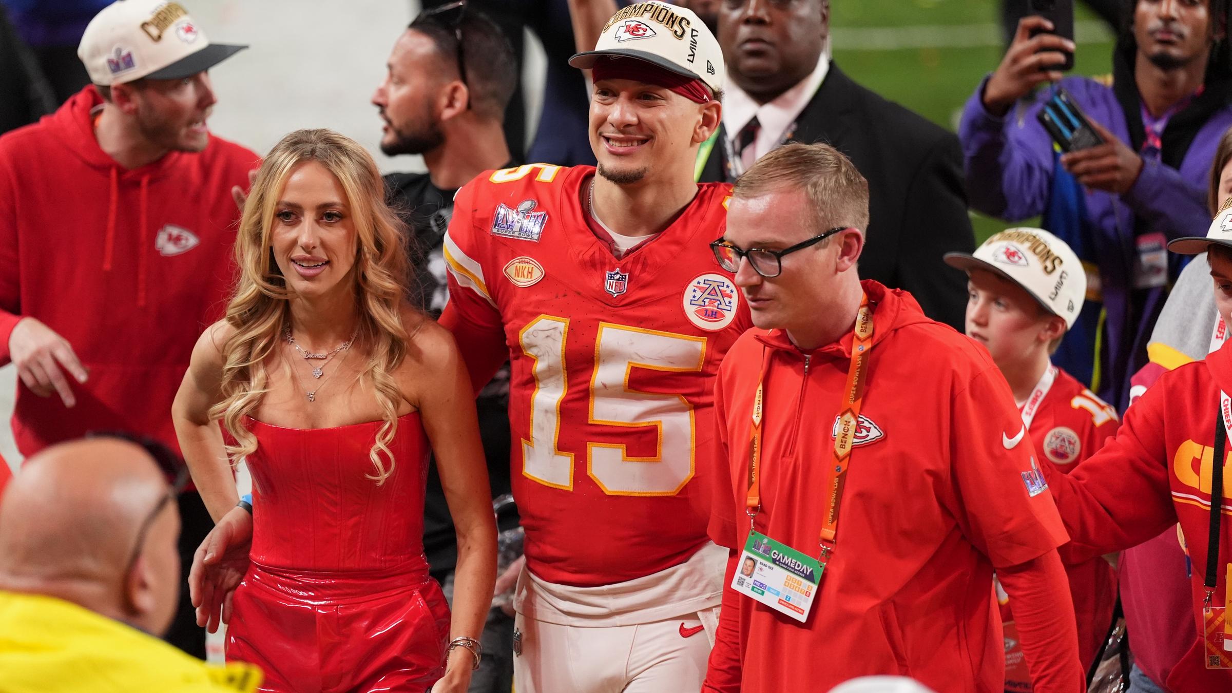 Football - NFL - Super Bowl, Kansas City Chiefs - San Francisco 49ers am 12.2.2024: Kansas City Chiefs Quarterback Patrick Mahomes auf dem Spielfeld mit seiner Frau Brittany.