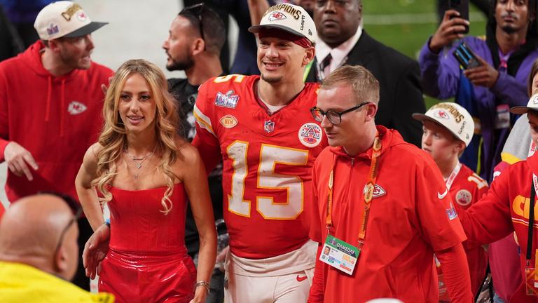 Football - NFL - Super Bowl, Kansas City Chiefs - San Francisco 49ers am 12.2.2024: Kansas City Chiefs Quarterback Patrick Mahomes auf dem Spielfeld mit seiner Frau Brittany.