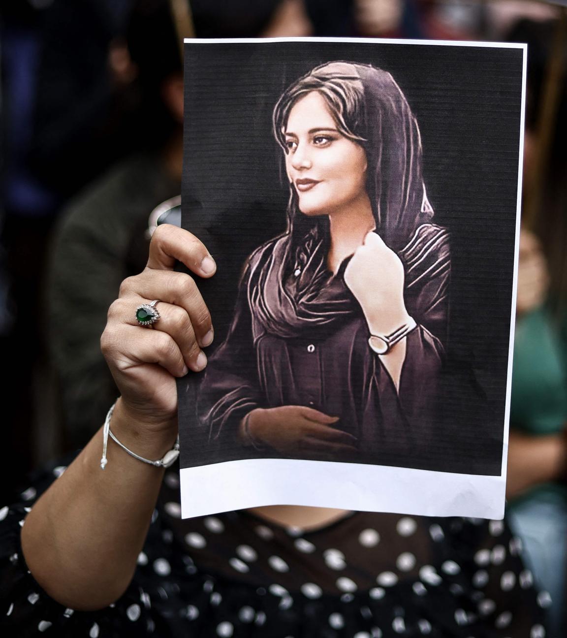 Ein Poster von Mahsa Amini bei einer Demonstration.