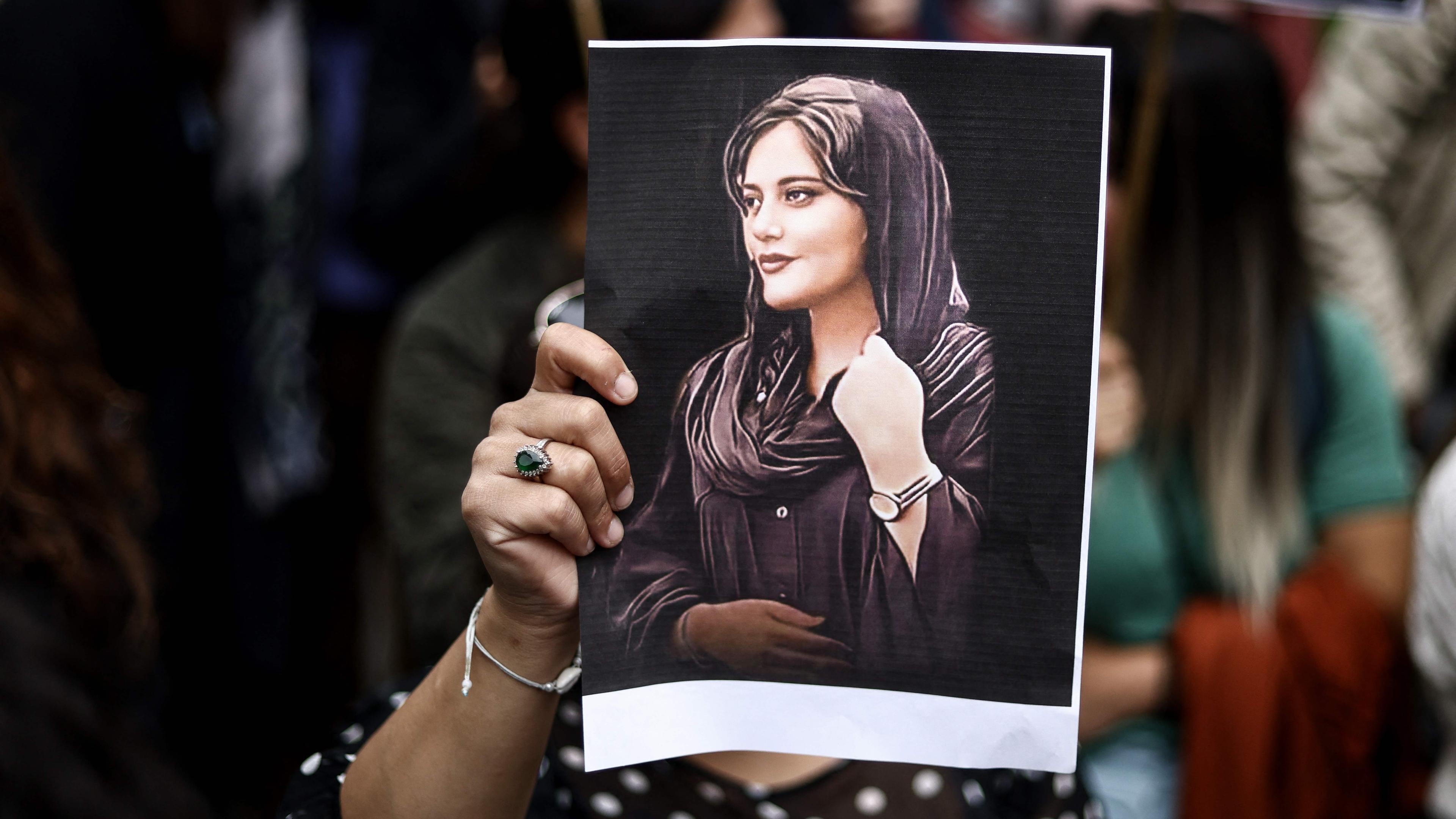 Ein Poster von Mahsa Amini bei einer Demonstration.