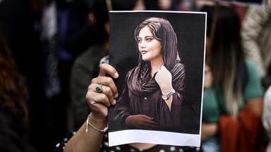 Ein Poster von Mahsa Amini bei einer Demonstration.