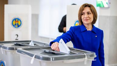Moldawiens Präsidentin Maia Sandu gibt ihre Stimme in einem Wahllokal in Chisinau, Moldawien ab.