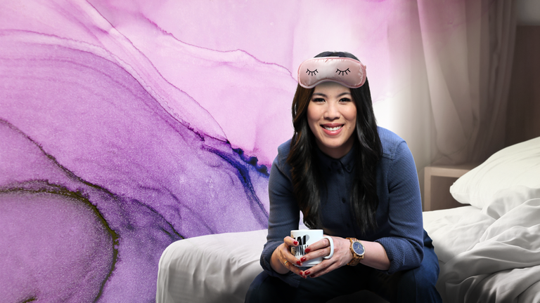 Mai Thi mit einer Schlafmaske.