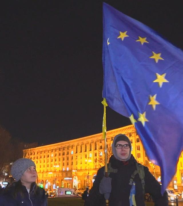 Demonstrant mit Europafahne auf dem Maidan