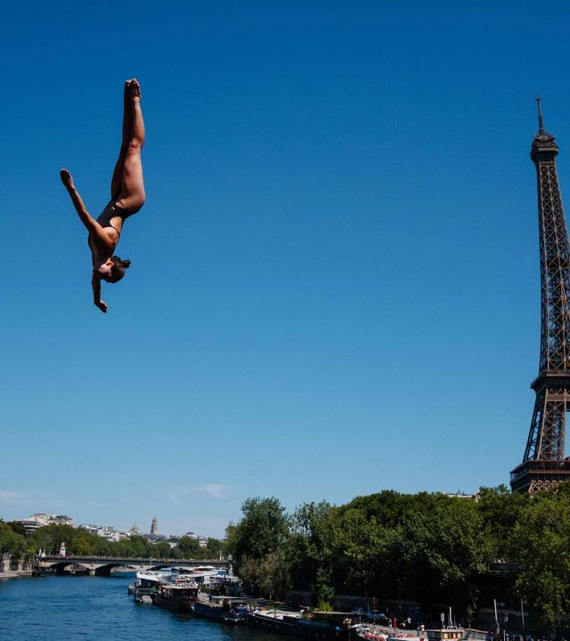 Die deutsche Wasserspringerin Maike Elena Halbisch startet im ersten Durchgang des 20-Meter-Turmspringens.
