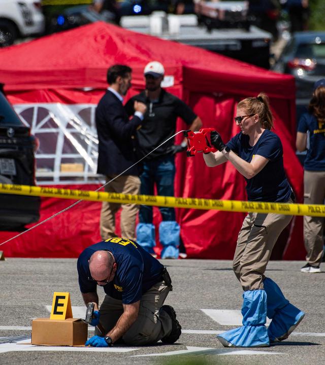 FBI-Ermittler arbeiten am Tatort einer Schießerei in Biddeford, Maine, an der mutmaßlich Beamte der Einwanderungsbehörde ICE beteiligt waren.