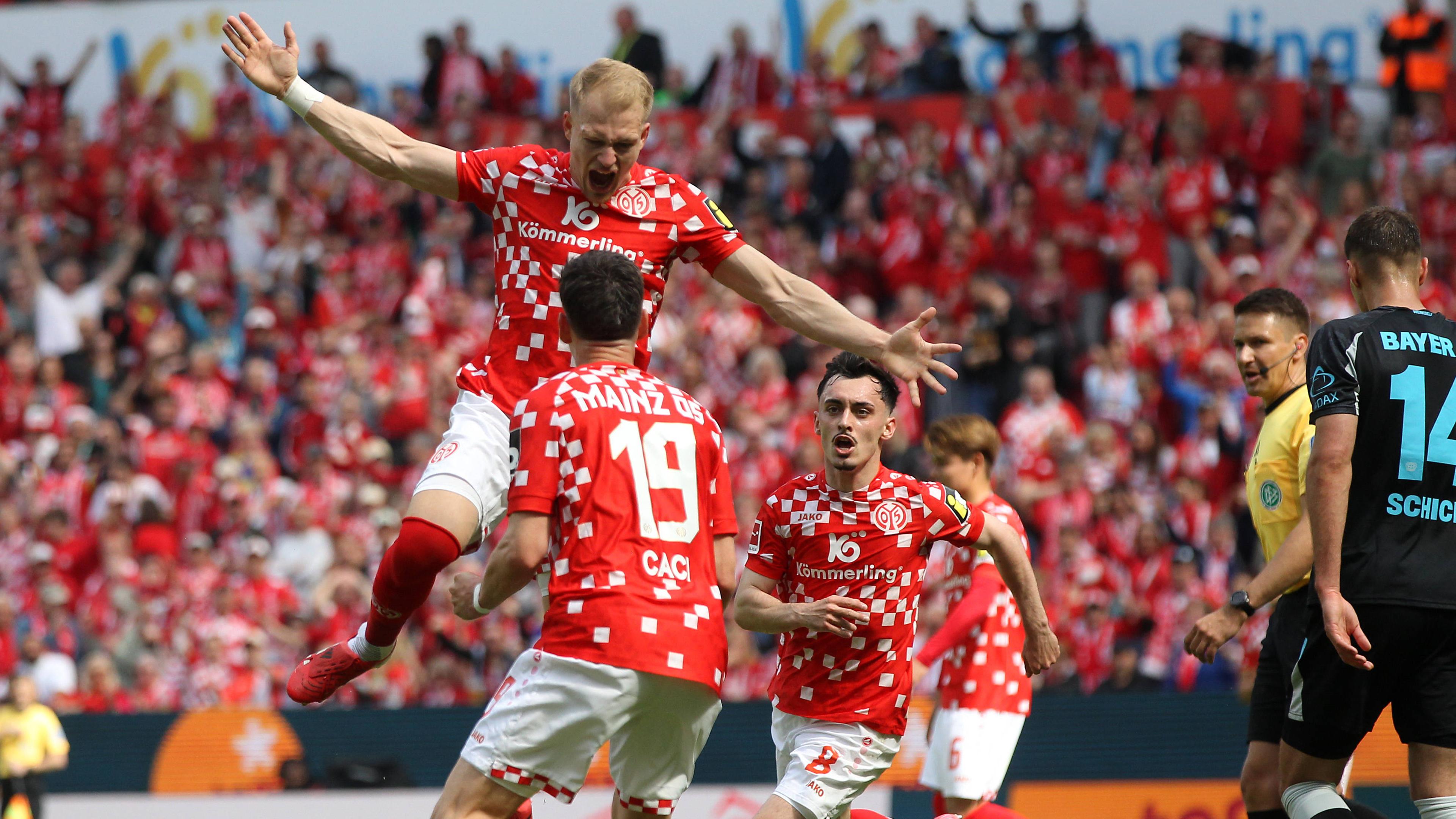 Andreas Hanche-Olsen (25, Mainz 05) erzielt das vermeintliche Tor zum 1:0, welche nach Prüfung durch den VAR wieder aberkannt wird.