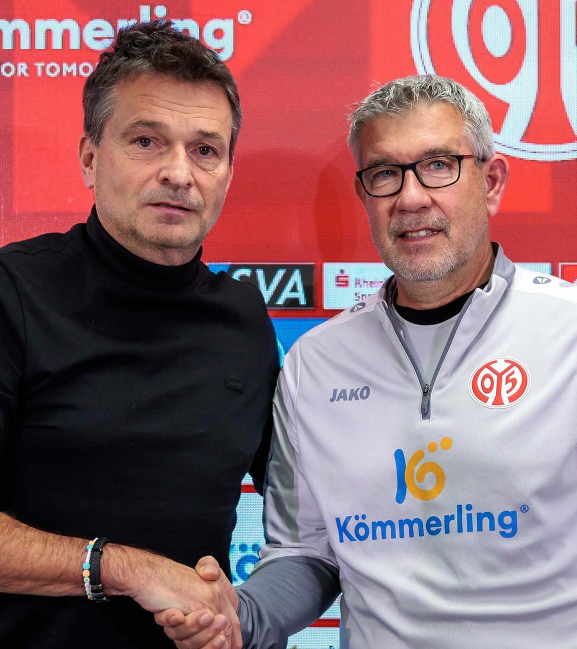 Sportdirektor Christian Heidel (l.) und Trainer Urs Fischer bei der Pressekonferenz zur Vorstellung Fischers als neuem Trainer des 1. FSV Mainz 05.