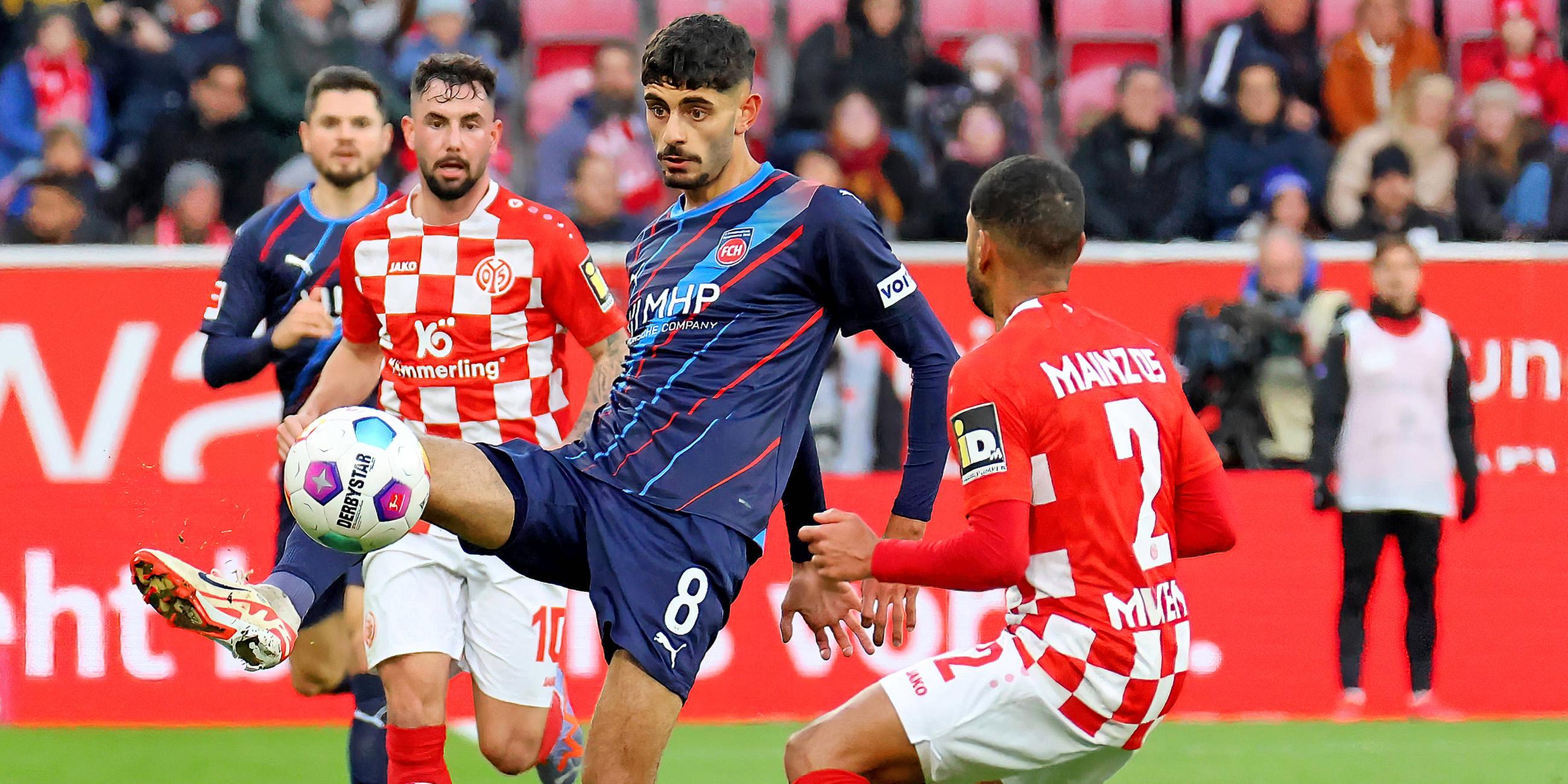 Im Zweikampf Eren Dinkci (Heidenheim) gegen Phillipp Mwene (Mainz).