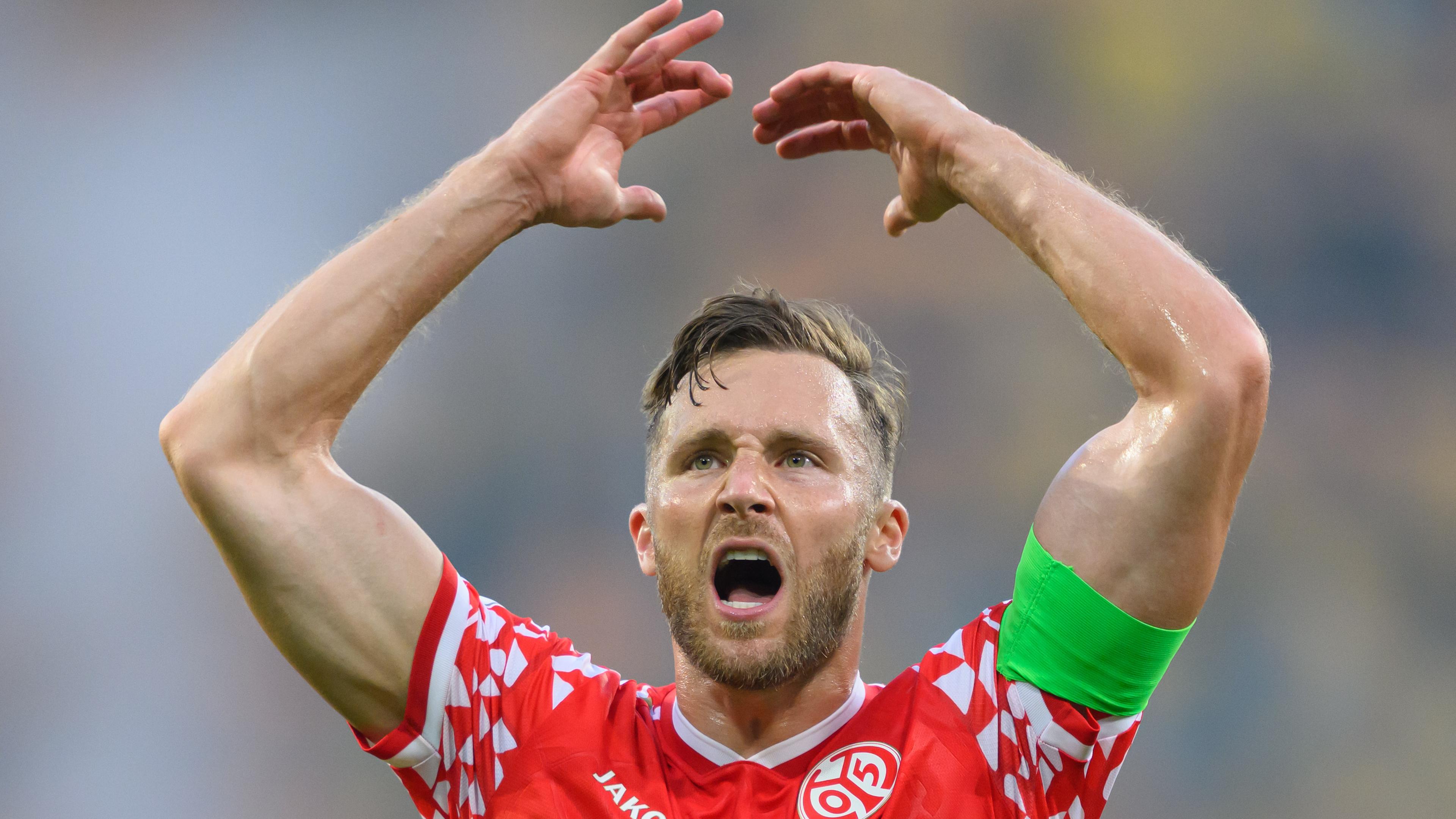 DFB-Pokal, SG Dynamo Dresden - 1. FSV Mainz 05: Silvan Widmer (1. FSV Mainz 05) jubelt nach dem Sieg.