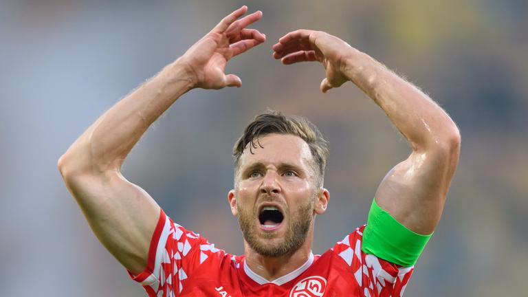 DFB-Pokal, SG Dynamo Dresden - 1. FSV Mainz 05: Silvan Widmer (1. FSV Mainz 05) jubelt nach dem Sieg.