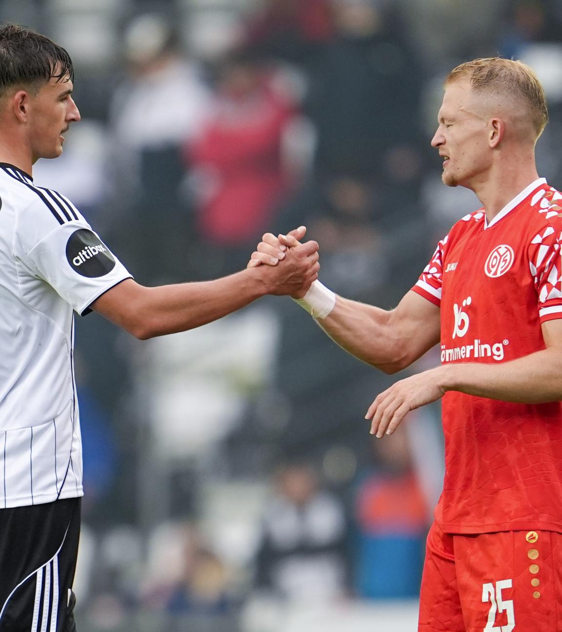 Rosenborgs Tomas Nemcik (li) und der MainzerAndreas Hanche-Olsen.