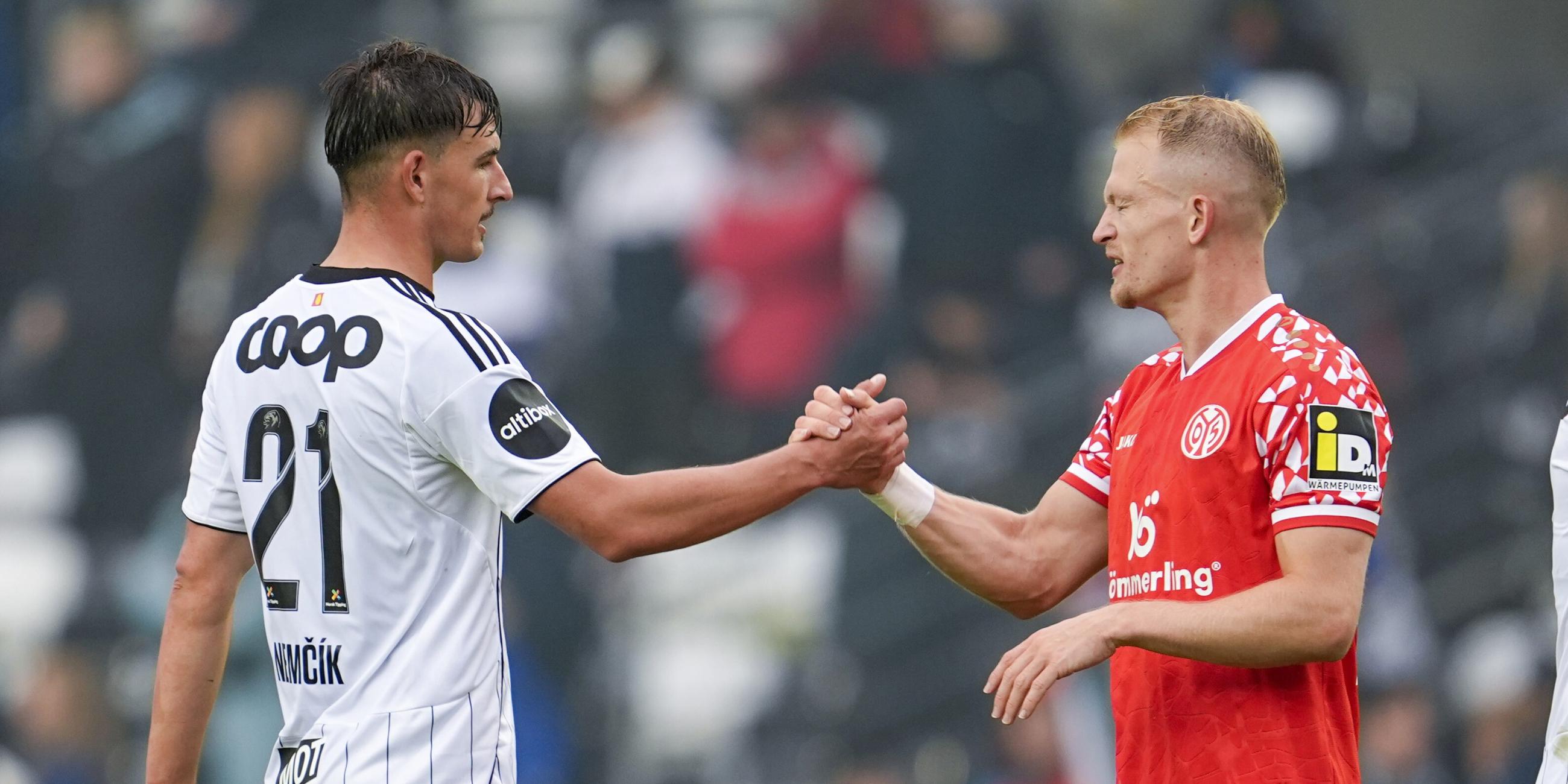 Rosenborgs Tomas Nemcik (li) und der MainzerAndreas Hanche-Olsen.