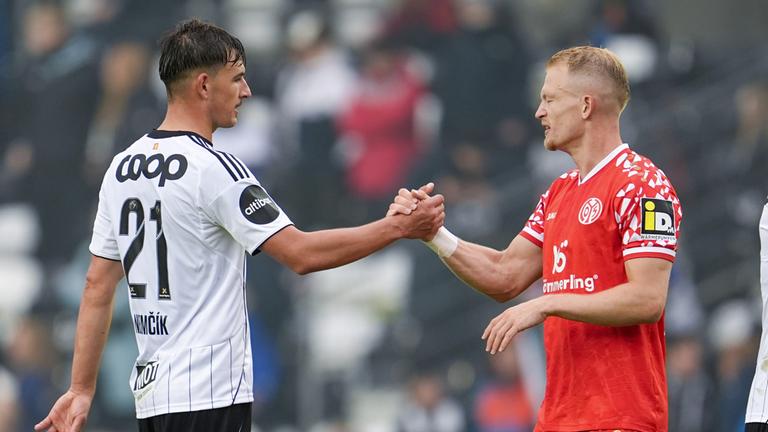 Rosenborgs Tomas Nemcik (li) und der MainzerAndreas Hanche-Olsen.