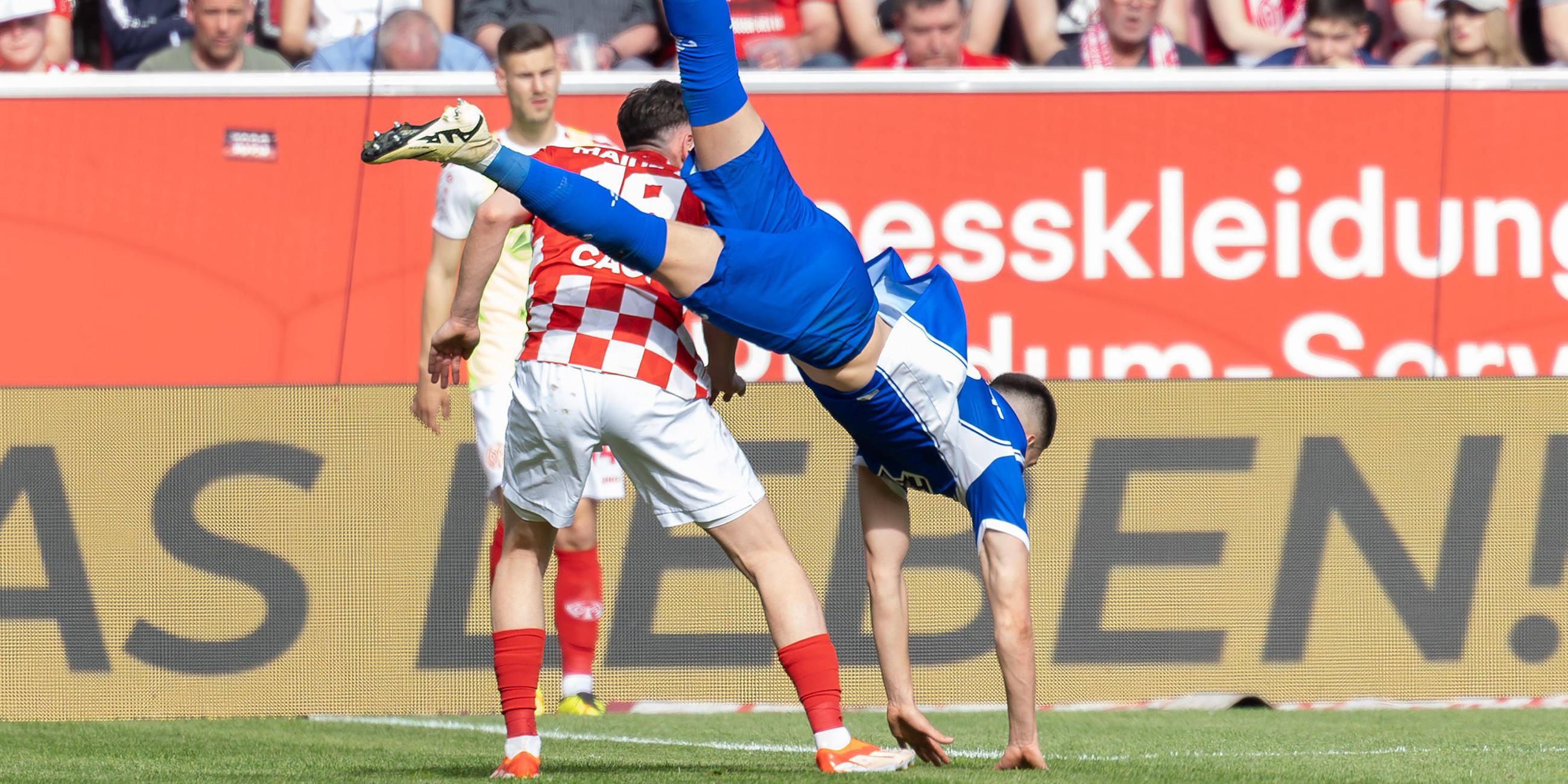 Mathias Honsak (SV Darmstadt 98) geht im Zweikampf mit Anthony Caci (1.FSV Mainz 05) spektakulär zu Boden.