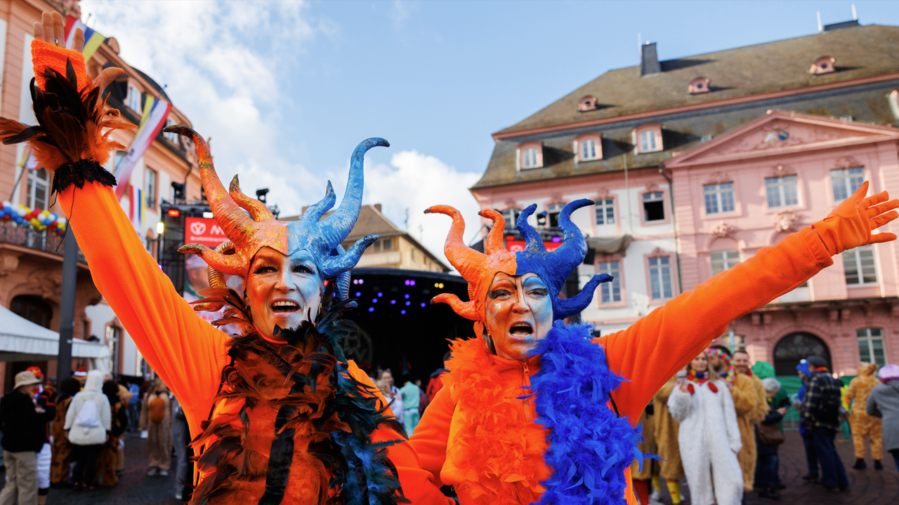 Marietta Weckbachre (l) und Marion B. (r) erwarten gut gelaunt den Beginn der Weiberfastnacht um 11:11 Uhr