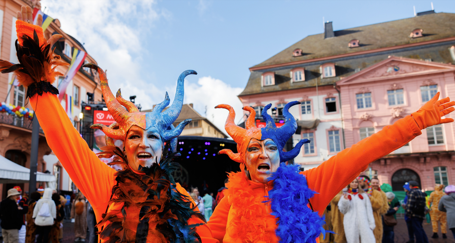 Marietta Weckbachre (l) und Marion B. (r) erwarten gut gelaunt den Beginn der Weiberfastnacht um 11:11 Uhr