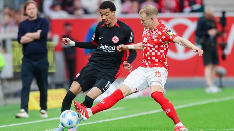 Frankfurts Hugo Ekitike und der Mainzer Andreas Hanche-Olsen im Kampf um den Ball.