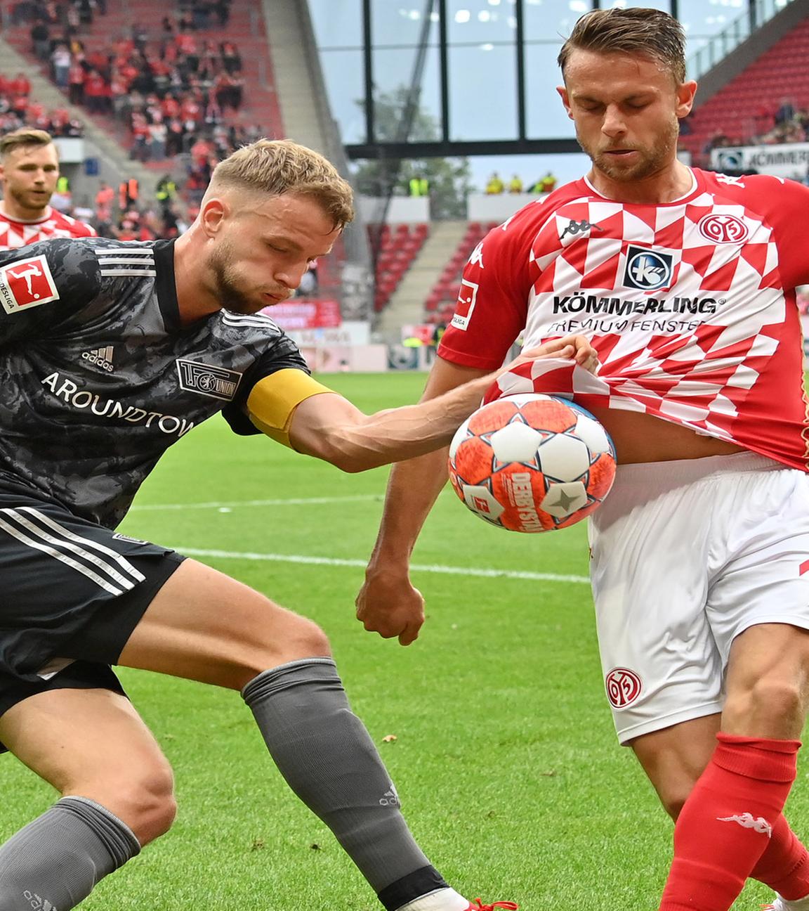 03.10.2021, Rheinland-Pfalz, Mainz, FSV Mainz 05 - 1. FC Union Berlin, 7. Spieltag, Mewa Arena. Der Mainzer Marcus Ingvartsen (r) spielt gegen Berlins Marvin Friedrich.
