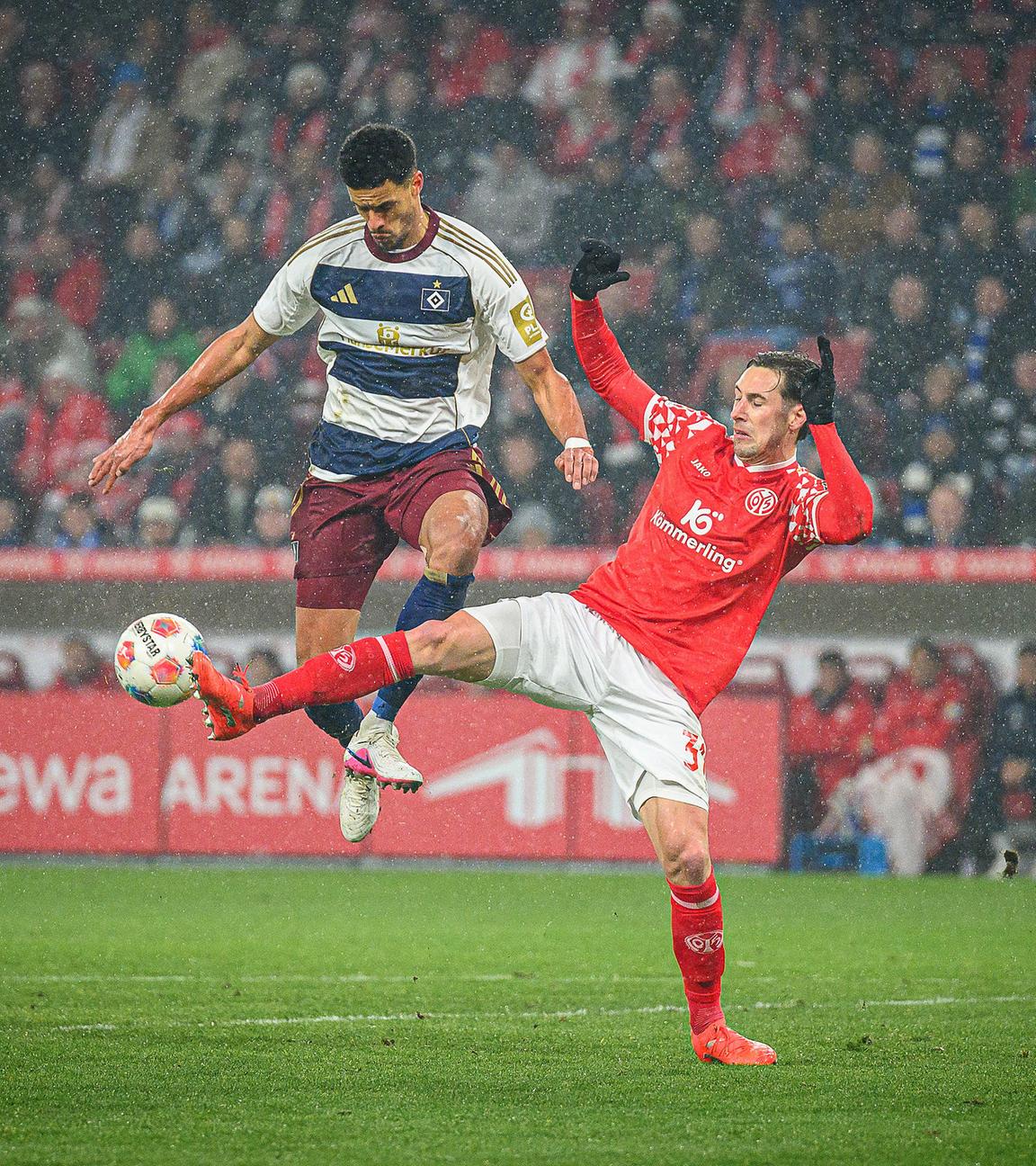 Robert Glatzel (Hamburger SV) und Dominik Kohr ( FSV Mainz 05) kämpfen. 