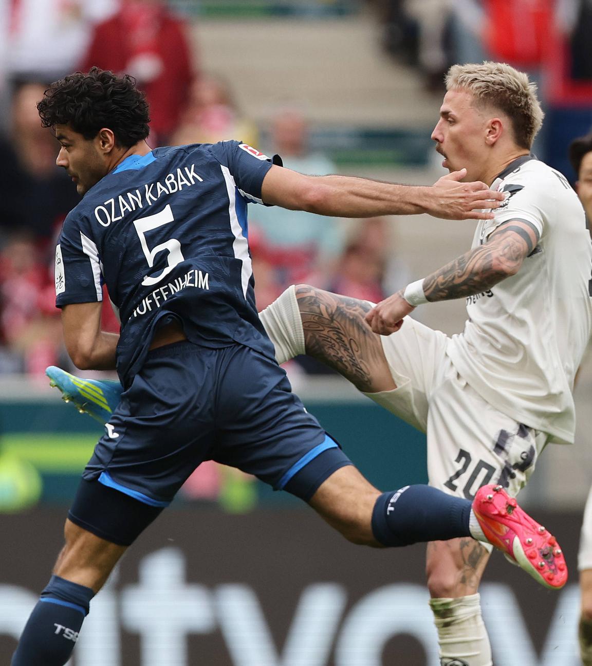 Kabak Ozan (TSG Hoffenheim)  und Tietz Phillip (1.FSV Mainz 05) kämpfen. 
