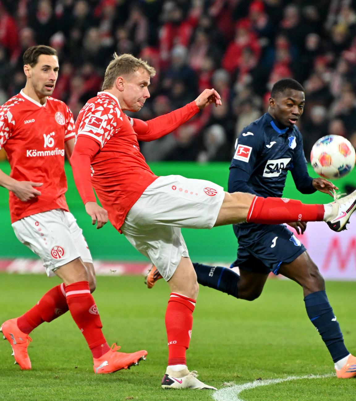 Lennard Maloney (M., 1. FSV Mainz 05) klärt den Ball vor Bazoumana Touré (r., 1899 Hoffenheim) und Dominik Kohr (1. FSV Mainz 05).
