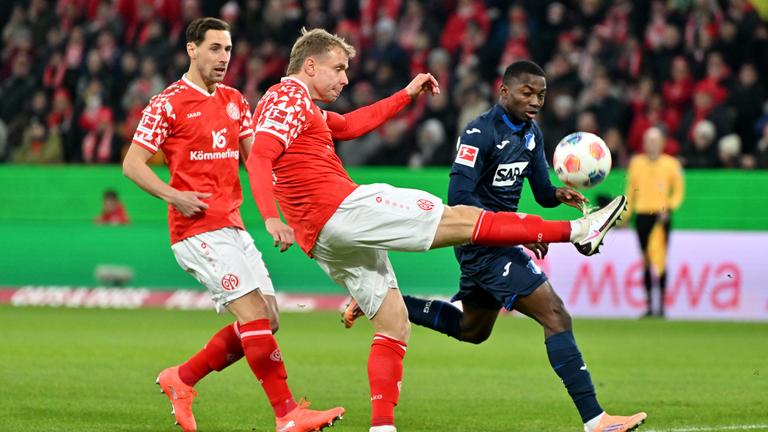 Lennard Maloney (M., 1. FSV Mainz 05) klärt den Ball vor Bazoumana Touré (r., 1899 Hoffenheim) und Dominik Kohr (1. FSV Mainz 05).