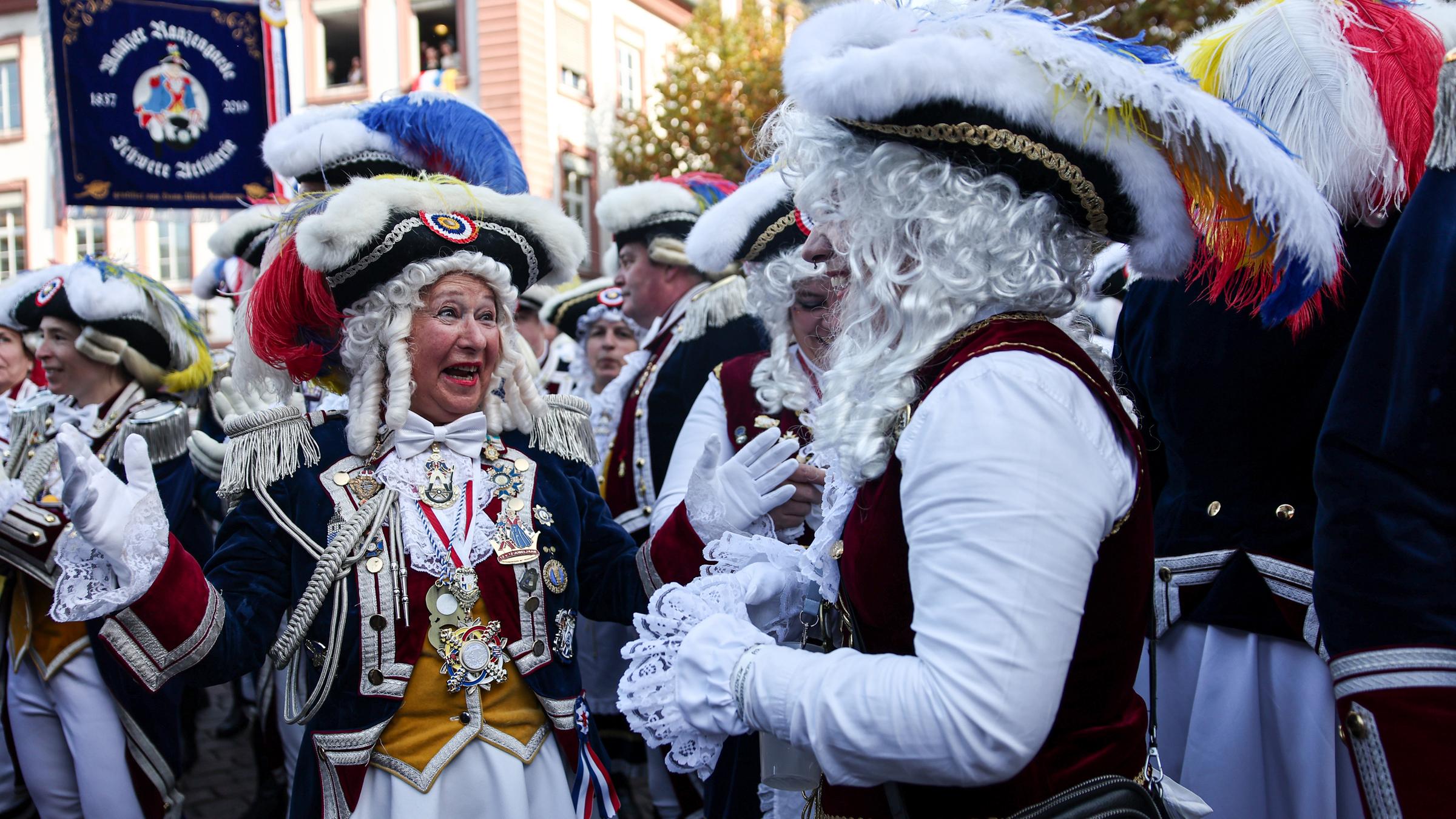 Narren und Närrinnen feiern auf dem Schillerplatz