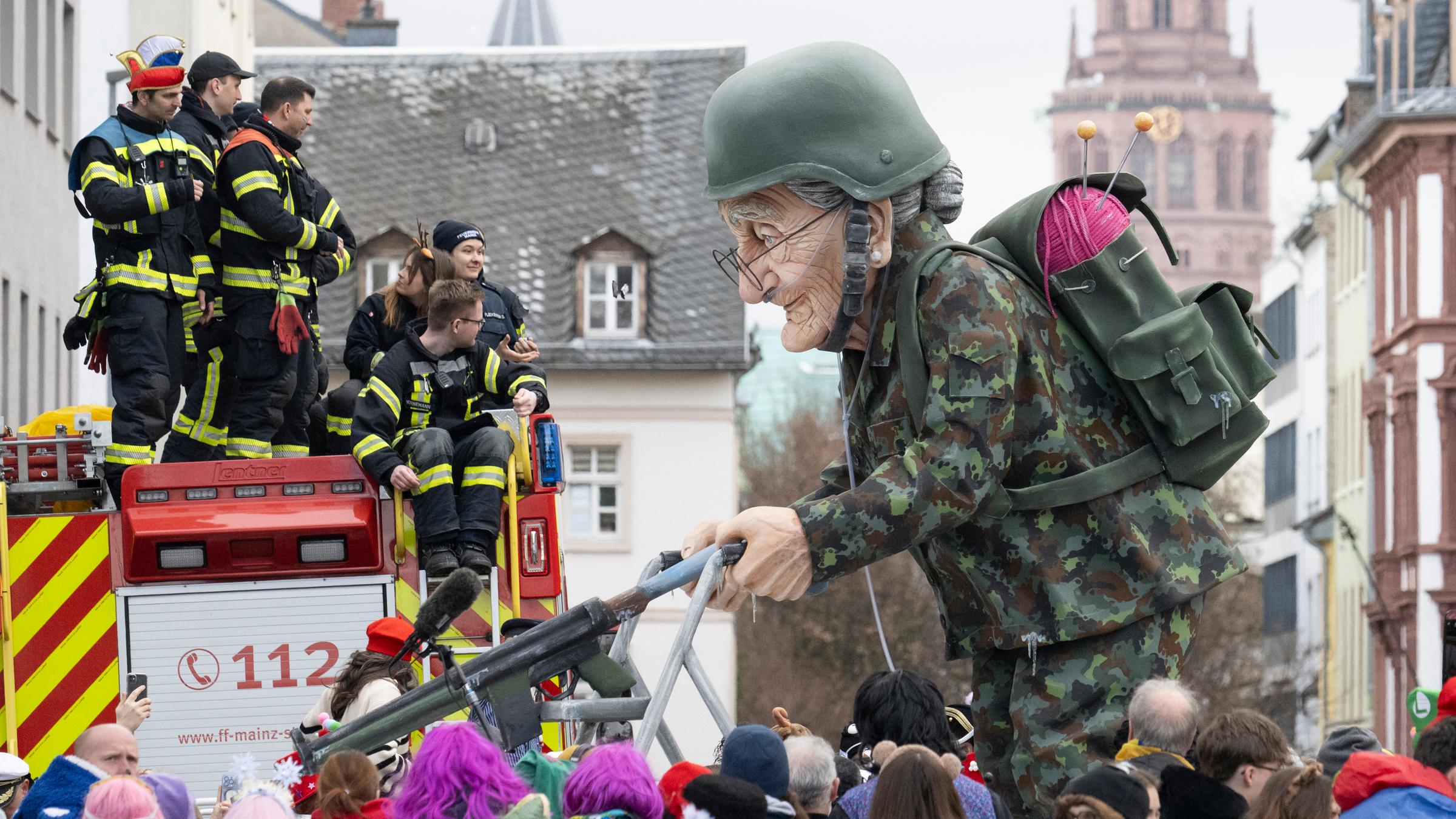 Tausende Zuschauer verfolgen den Umzug durch Mainz.