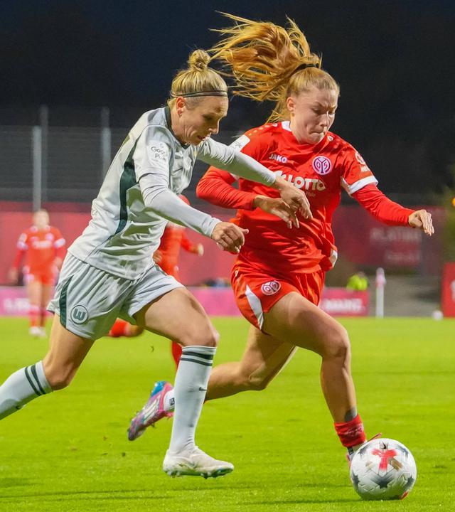 Die Wolfsburgerin Svenja Huth versucht, ihrer Mainzer Gegenspielerin Maja Lara Pageler den Ball abzunehmen.