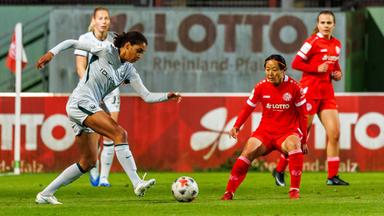 Die Wolfsburgerin Cora Zicai spielt den Ball, bevor ihre Mainzer Gegenspielerin Akari Kurishima eingreifen kann.
