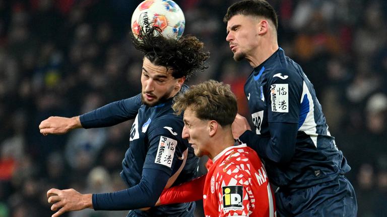 Leon Avdullahu, Albian Hajdari und Nelson Weiper steigen im Bundesligaspiel zwischen dem FSV Mainz 05 und der TSG 1899 Hoffenheim zum Kopfball hoch.